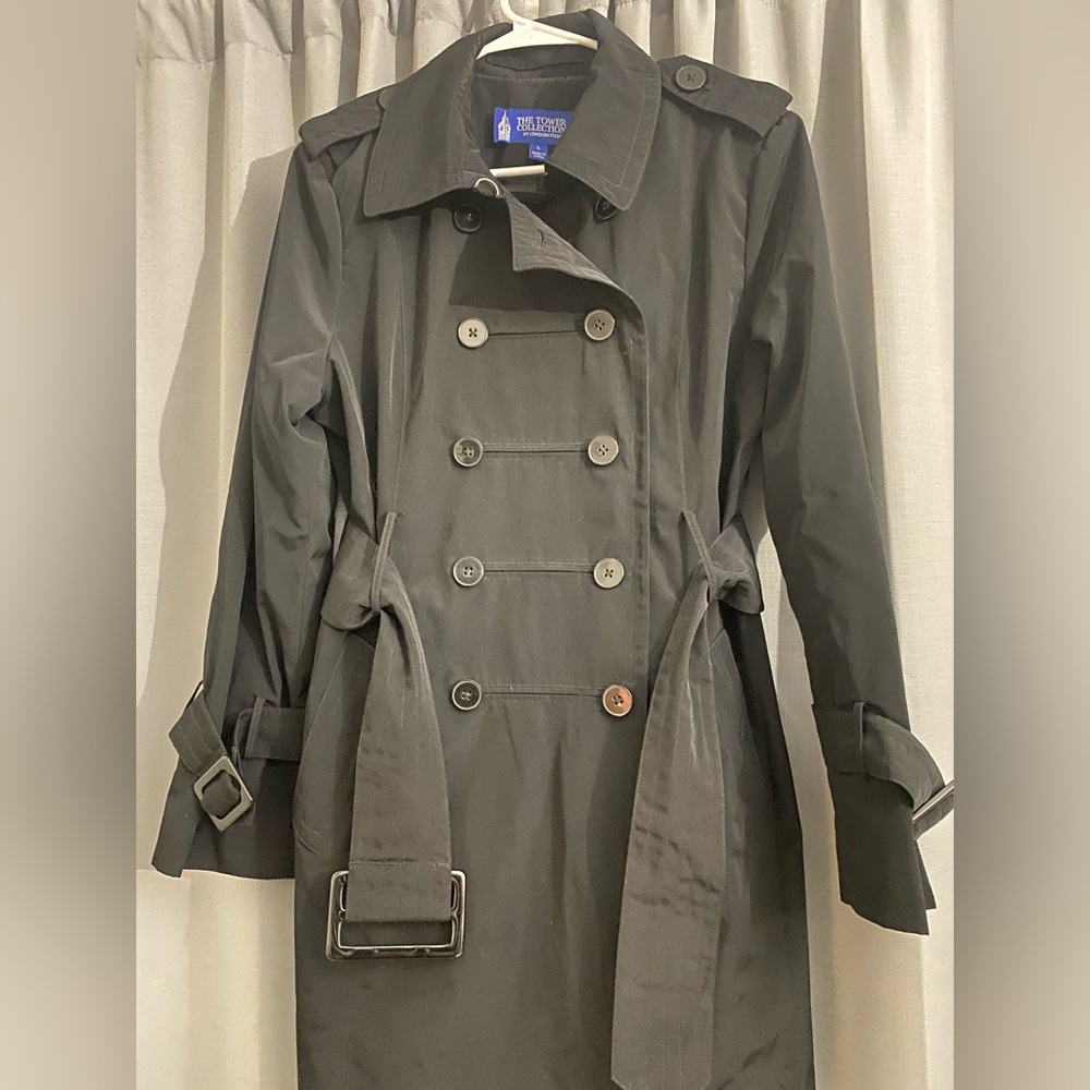 Large black coat London style in perfect condition, barely used, not details